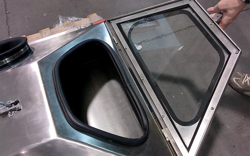 GLOVE BOX FOR HATCH DOOR WITH SIDE LOADING